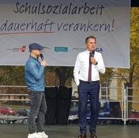 Bild vergrößern:Bildungsminister Marco Tullner MdL (r.) beim Fach- und Aktionstag zur Schulsozialarbeit am 26. September auf dem Magdeburger Domplatz. 