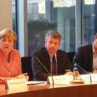 Bild vergrößern:Bundeskanzlerin Dr. Angela Merkel MdB, Bundestagsabgeordneter Steffen Bilger und der Bundesvorsitzende der Jungen Union Paul Zemiak beim Treffen der Jungen Gruppe mit Unionsabgeordneten aus den Ländern, dem Bund und Europa. (v.l.n.r.) 