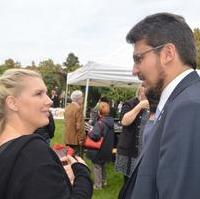 Bild vergrößern:Der CDU-Landtagskandidat Tobias Krull im Bürgergespräch beim Willkommensfest in Stadtfeld-Ost