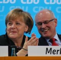 Bild vergrößern:Die CDU-Bundesvorsitzende Dr. Angela Merkel MdB und der Vorsitzende der CDU/CSU-Bundestagsfraktion Volker Kauder MdB am Rande des CDU-Bundesausschusses (v.l.n.r.) 