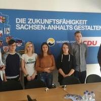 Bild vergrößern:Im Rahmen des Landestages 2016 der Schulen ohne Rassismus - Schulen mit Courage durfte der CDU-Kreisvorsitzende Tobias Krull MdL (g.r.) gemeinsam mit dem CDU-Landesgeschäftsführer Mario Zeising (g.l.) Schülerinnen und Schüler über die Arbeit und Inhalte der CDU Sachsen-Anhalt informieren.