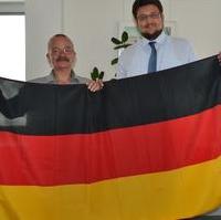 Bild vergrößern:Stellvertretend für die Mitglieder der CDU/FDP/BfM-Ratsfraktion und des CDU-Kreisverbandes wünschen deren Vorsitzende Wigbert Schwenke MdL und Tobias Krull dem deutschen Team für Sonntagabend maximale Erfolge. (v.l.n.r.)