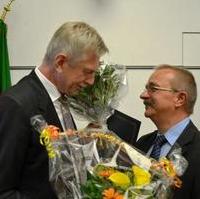 Bild vergrößern:Fraktionsvorsitzender Wigbert Schwenke (r.) gratuliert Dr. Karl Gerhold zu seiner Ehrung als 