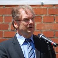 Bild vergrößern:Ministerpräsident Dr. Reiner Haseloff spricht bei der Grundsteinlegung für das Kinderhospiz der Pfeifferschen Stiftungen. Er hat auch die Schirmherrschaft über dieses Vorhaben übernommen.  
