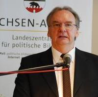 Bild vergrößern:Ministerpräsident Dr Reiner Haseloff spricht bei der Landeskonferenz des Netzwerkes für Demokratie und Toleranz in Sachsen-Anhalt. 