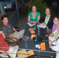 Bild vergrößern:Beim sommerlichen Stammtisch der Frauen Union (FU) Magdeburg ging es neben der anstehenden Bundestagswahl auch um ganz konkrete Projekte wie den christlichen Gabentisch oder eine mögliche Blutspendeaktion.