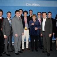 Bild vergrößern:Die Bundeskanzlerin und CDU-Bundesvorsitzende Angela Merkel mit dem Bundesausschuss des Rings-Christlich-Demokratischer Studenten, mit dabei die RCDS-Landesvorsitzende und Magdeburger Studentin Anna Genske (ganz rechts)