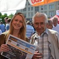 Bild vergrößern:Sandra Yvonne Stieger und Josef Schwenke vom CDU-Ortsverband Ottersleben verteilten fleißig eine Ersatz für die an Feiertagen nicht erscheinende Volksstimme. (v.l.n.r.)