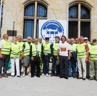 Bild vergrößern:Einige der Teilnehmer einer Protestkundgebung der Vereins techn. Denkmale Sachsen-Anhalt e.V. vor dem Magdeburger Justizzentrum. Damit sollte für den Erhalt bzw. den Weiterbetrieb des Schiffshebewerkes Magdeburg-Rothensee demonstriert werden. 
