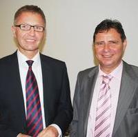 Bild vergrößern:Der IHK-Vertreter Krzysztof Blau und Stadtrat Bernd Heynemann am Rande einer Veranstaltung zum Thema Wirtschaftsstandort Polen. (v.l.n.r.)