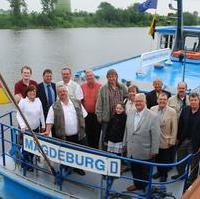 Bild vergrößern:Vertreter der Fraktion CDU/BfM mit dem Geschäfstführer der Magdeburger Hafen GmbH Karl-Heinz Ehrhardt (r.) auf der Barkasse Magdeburg vor der gemeinsamen Schiffstour auf der Elbe 