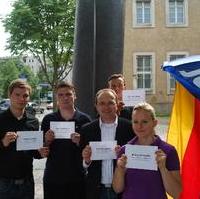 Bild vergrößern:Tim Rohne, Maximilian Schmidt, Alexander Schröder, Hannes Köhler und Christin Menzel bei der Aktion der JU Magdeburg zum Jahrestag des Baus der Berliner Mauer. In den Händen halten Sie Zettel mit den Namen, Lebensdaten und Todesursachen von Opfern die starben weil Sie in Freiheit leben wollten. 