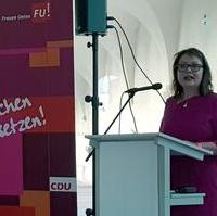 Bild vergrößern:Die Landesvorsitzender der Frauen Union LSA Sabine Wölfer beim Festakt 100 Jahre Frauen Wahlrecht - 70 Jahre Frauen Union am 29. September in Magdeburg.