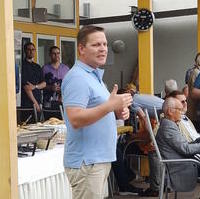Bild vergrößern:Tino Sorge begrüßt die Gäste seines Sommerfestes. 