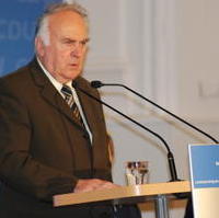 Bild vergrößern:Ministerpräsident Prof. Dr. Wolfgang Böhmer spricht zu den Anwesenden beim Landesparteitag in der Stadthalle/Zerbst