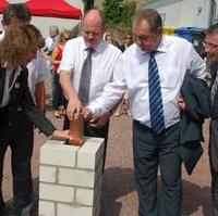 Bild vergrößern:Bei der Grundsteinlegung für eine neues Wohn- und Geschäftshaus in der Fürstenwallstr. Karin Grasse (Wohnungsbaugenossenschaft Otto-von-Guericke), Oberbürgermeister Lutz Trümper, Landesentwicklungsminister Thomas Webel, Manfred Maas (Investitionsbank) und Oliver Hornemann (Wohnungsbaugenossenschaft Otto-von-Guericke) v.l.n.r.