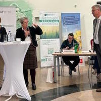Bild vergrößern:Anne-Marie Keding MdL (2.v.l.) spricht am 13. November bei einer Veranstaltung zum Thema Landwirtschaft.