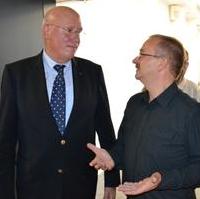 Bild vergrößern:Im Gespräch der Institutsleiter die IFF Prof. Michael Schenk und der Ratsfraktionsvorsitzende Wigbert Schwenke MdL (v.l.n.r.)