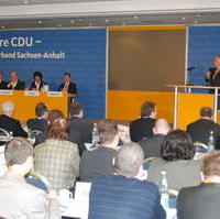 Bild vergrößern:Ministerpräsident Prof. Dr. Wolfgang Böhmer (r.)spricht beim 19. CDU-Landesparteitag