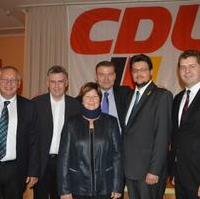 Bild vergrößern:Für eine starke CDU in der ganzen Region. Der wiedergewählte Kreisvorsitzende der CDU Börde, Holger Stahlknecht MdL (3.v.r.), u. a. mit dem Magdeburger CDU-Kreisvorsitzenden Tobias Krull (2.v.r.) und dem Europaparlamentarier Sven Schulze (g.r.). 