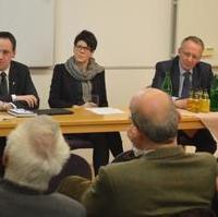 Bild vergrößern:Das Podium bei der Veranstaltung des Evangelischen Arbeitskreises der CDU Magdeburg zum Thema -Familie und Gesellschaft. Theologe Florian Zobel, CDU-OB-Kandidatin Edwina Koch-Kupfer MdL und EAK-Kreisvorsitzender Dr. Dietrich Lührs (v.l.n.r.)