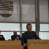 Bild vergrößern:Der Landtagsabgeordnete und Stadtratsvorsitzende Andreas Schumann bei seiner ersten Rede im Landtag.