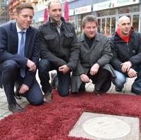 Bild vergrößern:Andreas Ihle Olympia-Sieger 2008 im Zweier-Kajak (2.v.l.) erhielt seine Bodenplatte auf dem Magdeburger „Sports Walk of Fame“. Mit dabei SCM-Präsident Dirk Roswandowicz (r.) und der Geschäftsführer des Müllheizkraftwerkes Rothensee, Rolf Oesterhoff (l., Sponsor der Bodenplatte) und Oberbürgermeister Dr. Lutz Trümper (2.v.r.)