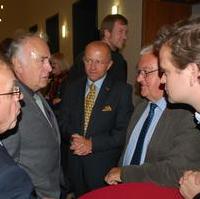 Bild vergrößern:Ministerpräsident Prof. Wolfgang Böhmer (2.v.l.) im Kreise von Mitgliedern der Fraktion CDU/BfM im Stadtrat der Landeshauptstadt beim Parlamentarischen Abend im Magdeburger Rathaus