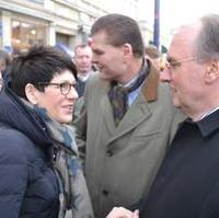 Bild vergrößern:Edwina Koch-Kupfer MdL im Gespräch mit Ministerpräsident Dr. Reiner Haseloff MdL am Rande der 7. Meile der Demokratie in der Landeshauptstadt. Im Hintergrund Innenminister Holger Stahlknecht MdL. 