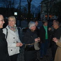 Bild vergrößern:Einige der anwesenden CDU-Mitglieder sind nach der Serenade vor der Staatskanzlei noch in ein kurzes Gespräch vertieft