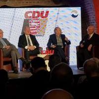 Bild vergrößern:Die ehemaligen CDU-Landesvorsitzenden Dr. Karl-Heinz Daehre (g.l.), Thomas Webel (2.v.l.) und Dr. Gerd Gies (g.r.) bei einer Diskussionsrunde bei der Festveranstaltung 30 Jahre CDU Sachsen-Anhalt am 21. Februar 2020.
