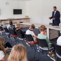 Bild vergrößern:Tobias Krull spricht am 11. Oktober mit Schülerinnen und Schülern einer vierten Klasse aus der Grundschule Ottersleben. 
