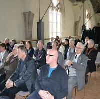 Bild vergrößern:Gemeinsam mit dem Künstler Max Uhlig wurden, am 16. November 2016, die von ihm gestalteten Fenster in der Johanniskirche eingeweiht. Vor Ort waren der Stadtratsvorsitzende Andreas Schumann (MdL) und der Stadtrat Bernd Heynemann.