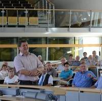 Bild vergrößern:Dieter Steinecke MdL, Landtagspräsident a.D., erläutere den Gästen der CSU Bischbrunn-Oberndorf die Arbeit des Landtages von Sachsen-Anhalt