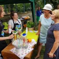 Bild vergrößern:Landtagspräsidentin Gabriele Brakebusch MdL (g.r.) zu Gast beim Sommerfest der Lebenshilfe Magdeburg. 