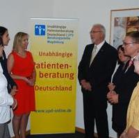 Bild vergrößern:Der Patientenbeauftragte der Bundesregierung Wolfgang Zöller MdB (4.v.l.) besuchte gemeinsam mit der Bundestagsabgeordneten Heike Brehmer(3.v.r.) und dem CDU-Bundestagskandidaten Tino Sorge (2.v.r.) die Magdeburger Beratzungsstelle der Unabhängigen Patientenberatung Deutschland