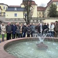 Bild vergrößern:Der Beigeordnete für Finanzen und Vermögen, Klaus Zimmermann (4.v.l.), hat gemeinsam mit den zahlreichen Sponsoren offiziell die Springbrunnen der Landeshauptstadt Magdeburg in Betrieb genommen.