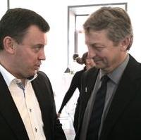 Bild vergrößern:Im Gespräch der Vorsitzender der CDU-Landtagsfraktion André Schröder MdL und der Stadtratsvorsitzende Andreas Schumann (v.l.n.r.)
