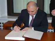 Bild vergrößern:Der Botschafter der Republik Armenien Armen Martirosyan trägt sich in das Goldene Buch der Landeshauptstadt Magdeburg ein. 