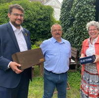 Bild vergrößern:Zu seinem 60sten Geburtstag am 22. Juli gratulieren Wigbert Schwenke (m.) die stellv CDU-Kreisvorsitzende Anne-Marie Keding (r.) und der CDU-Kreisvorsitzende Tobias Krull MdL (l.) 