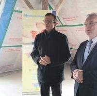 Bild vergrößern:Als Schirmherr besuchte Ministerpräsident Dr. Reiner Haseloff MdL (r.) am 02. November den Kinderhospiz in den Pfeiffersche Stiftungen. Dort bekam er unter anderem vom Vorsteher der Stiftungen, Christoph Radbruch, Informationen zum geplanten Ausbau der Einrichtung. 