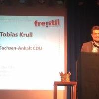 Bild vergrößern:Der CDU-Kreisvorsitzende Tobias Krull MdL bei seiner Rede auf der Preisverleihung des freistil Jugendengagement Wettbewerbs. (Photo Birgit Bursee)