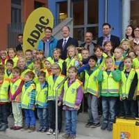 Bild vergrößern:Übergabe an Sicherheitswesten an Schulanfänger der Grundschule Brückfeld, u.a. mit Landesverkehrsminister Thomas Webel und den Stadträten Bernd Heynemann, Manuel Rupsch und Wigbert Schwenke MdL. Eine Aktion u.a. vom ADAC und der Deutschen Post AG
