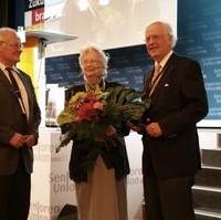 Bild vergrößern:Unser Magdeburger CDU-Mitglied Rosemarie Arndt wird vom Bundesvorsitzenden der Senioren-Union Prof. Dr. Otto Wulff (r.) und vom SU-Landesvorsitzenden Prof. Dr. Wolfgang Merbach (l.) für 70 Jahre CDU-Mitgliedschaft geehrt.