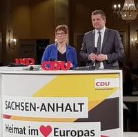 Bild vergrößern:Die CDU-Bundesvorsitzende Annegret Kramp-Karrenbauer und unser Europakandidat Sven Schulze (v.l.) beim CDU-Landesparteitag am 04. Mai in Halle/Saale. 