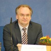 Bild vergrößern:Der Minister für Wirtschaft und Arbeit Dr. Reiner Haseloff bei einer Veranstaltung im Magdeburger Rathaus 