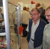 Bild vergrößern:Der Stadtrat Dr. Klaus Kutschmann und der Fraktionsgeschäftsf. Reinhard Gurcke (v.l.n.r.) bei der Besichtigung der Ausstellung 