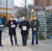 Bild vergrößern:Stadtrat Andreas Schumann (2.v.l.) liest am Stolperstein von Stadtkämmerer Max Pulvermann