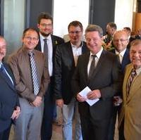 Bild vergrößern:Vertreter der Fraktion CDU/FDP/Bund für Magdeburg gratulieren Oberbürgermeister Dr. Lutz Trümper (3.v.r.) zu seinem 60zigsten Geburtstag