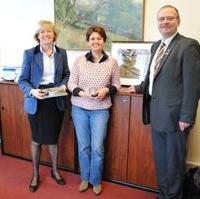 Bild vergrößern:Stadtrat Bernd Reppin (r.) überbringt Madame Le Corre (l.), Direktorin des Straßenbahnprojekts des Ballungsraums Le Havre, bei seinem zweitem Besuch in der Partnerstadt Magdeburg Geschenke und herzliche Grüße